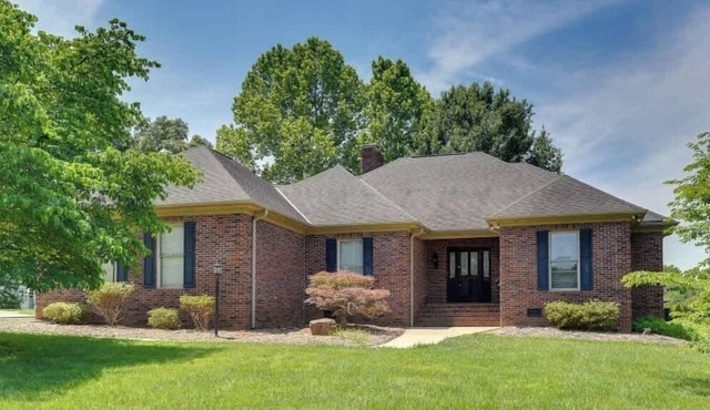 Spacious Home-Game Room - Private Pond - Sleeps 16