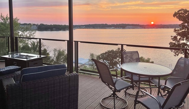 Spacious & Luxurious Lakefront Bridge Bay Corner Condo. 6 daily waterpark passes in Arnolds Park