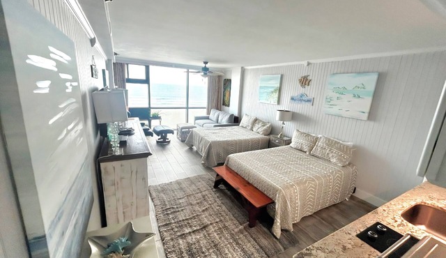 Spacious Oceanfront Studio w/2 queen beds & sleeper, kitchenette, pool, tiki bar