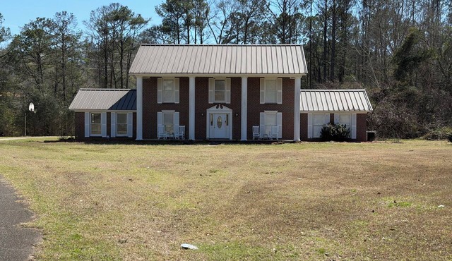 Spacious secluded 5-bedroom estate on 5 acres with lake access. in Eufaula
