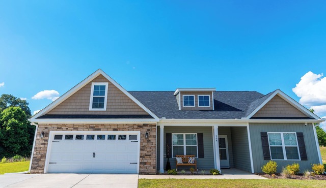 Spacious, Serene Modern Farmhouse near golf course