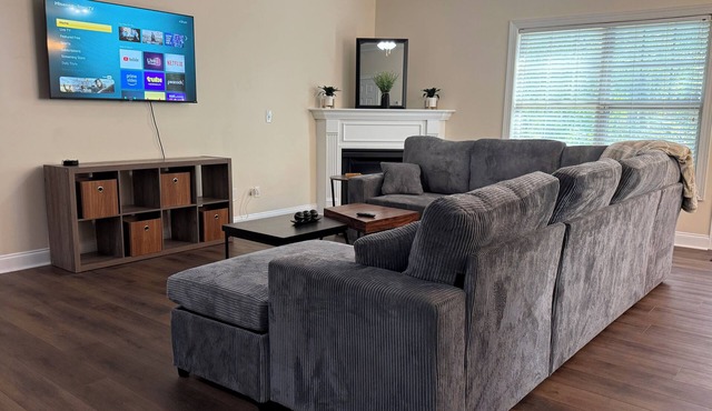 Spacious townhome ideally located in Grayson with private backyard. Sleeps 8 in Grayson