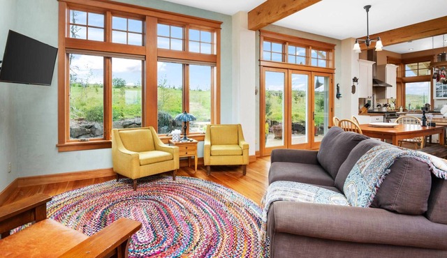 Splendid Private Setting on 15 Acres, *Pet Friendly*, Fire-Pit, BBQ, Close to Vineyards and Trails in Gaston