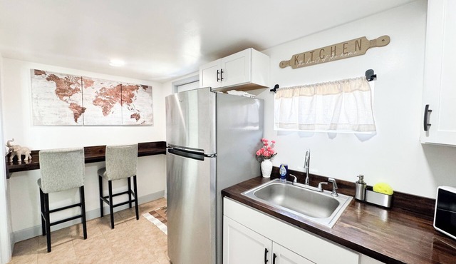 Stay at the Cottage by the Zoo just 2 miles from the NC Zoo