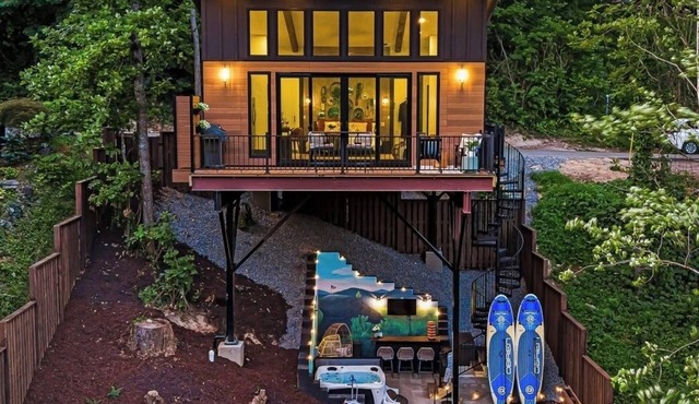 StayInOurSpace- Romantic getaway with views, walk to downtown, Hot tub, fire pit