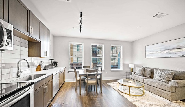 StaysByWalker 1BR - 2 Miles To Uptown! Gym/Parking