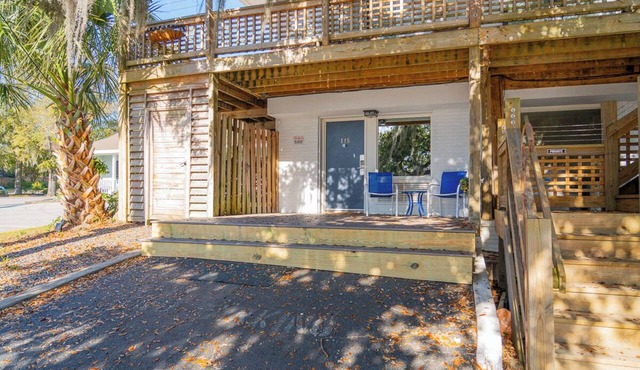 Studio w/Marina Views & Pool! Walk to Waterfront Dining!