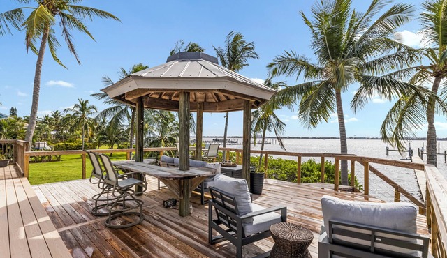 Stunning 3 bedroom, 2.5 bathroom waterfront/dockside home
