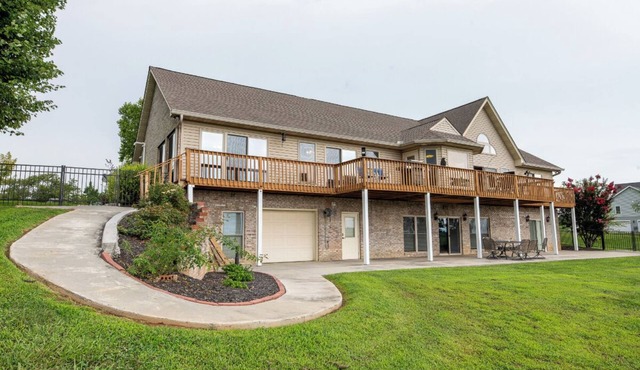 *Stunning 4BD Lodge w/VIEWS! Games + Theater!*