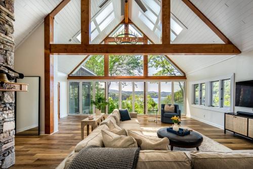 Stunning 4BR Retreat Deck Ping Pong Near Marina
