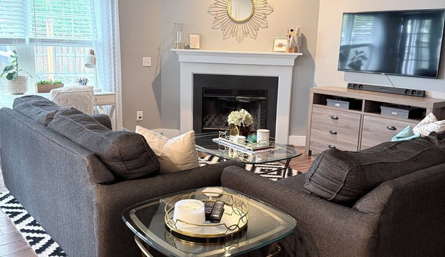 Stylish 3-bedroom house, 15 minutes from the beach!