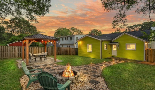 Stylish 4BR Haven: Serene Backyard and Fire Pit