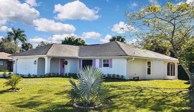 Stylish Canal Home with King Bed and Lanai and Fishing dock