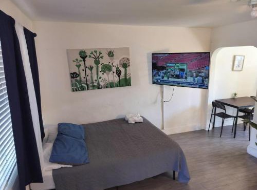 Stylish & Comfortable Studio at 1823 Dewey St E