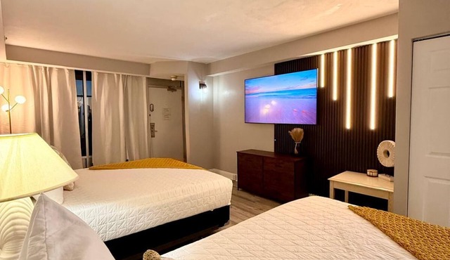 ★Stylish & Comfy ☀Sunrise & Ocean View 65" Smart TV w/Ocean Front Balcony