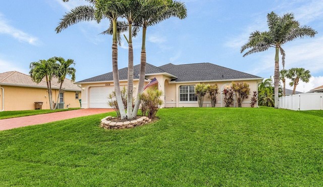 Stylish Florida Pool Home, 4 Bedrooms, Prime SW Cape Coral, near Golf Courses