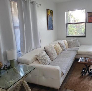 Stylish One-bedroom apartment and beautiful Garden!