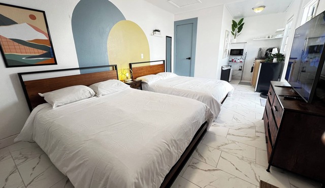 Stylish Orlando Studio – 2 Queens, Fast WiFi, Private Patio, Near Disney Parks!