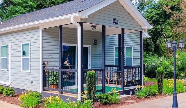 Stylish & private guesthouse with sunny patio, central AC, & W/D - with pool
