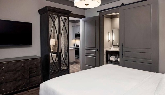 Stylish Suite Near Liberty Square – Peaceful Location, Walk Everywhere