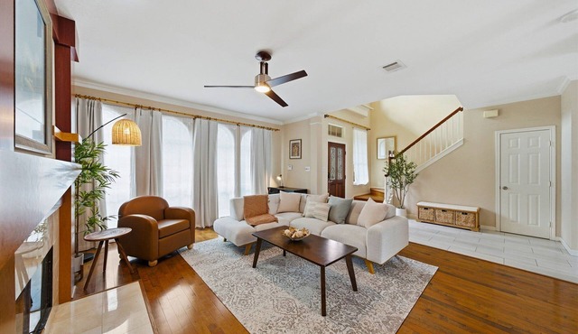 Sun-Drenched 4BR Midtown Oasis, Private Parking in Houston