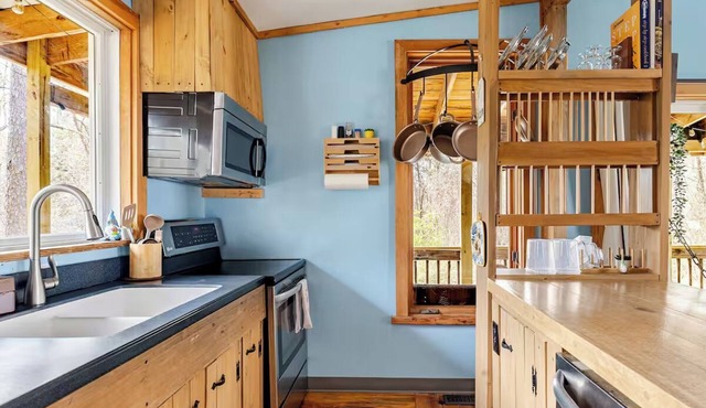 Sunny Pines Hideaway: Pet Friendly Open-Plan Loft in Pinehurst