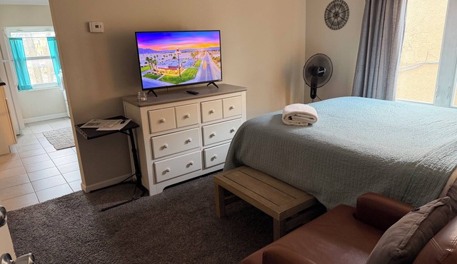 Sunny Studio Hideaway- Minneapolis Lakes Area! in Minneapolis