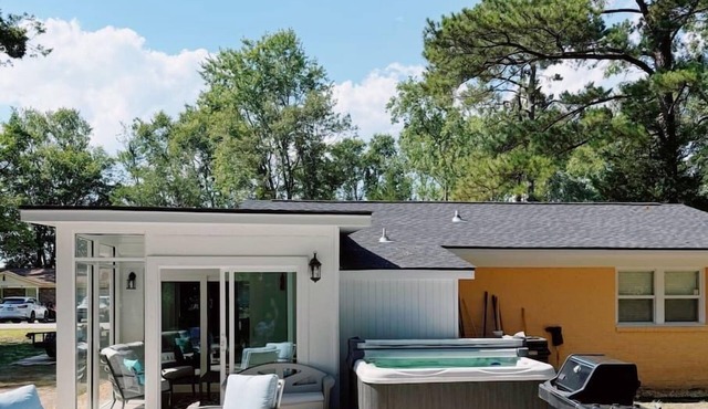 Sunset Beach Haven: BBQ, hot tub & 10min to beach!