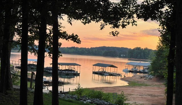 Sunset Cove - Lake Hartwell Lakefront Escape - KAYAKS AVAILABLE - Fire Pit