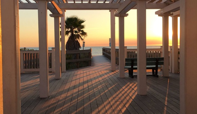 Sunset Inn & Cabanas