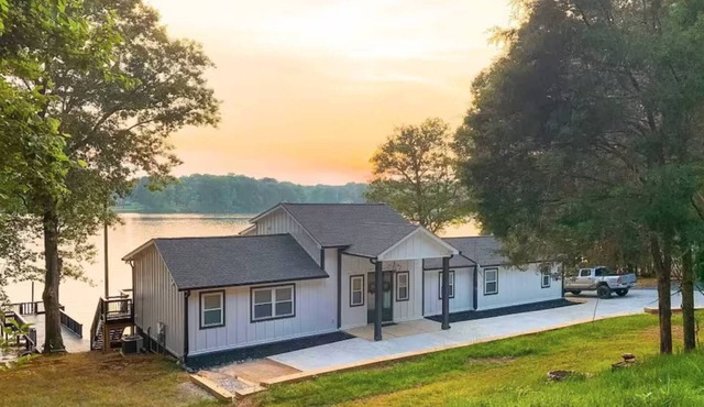 Sunset Shores Retreat: 15% off thru Nov!