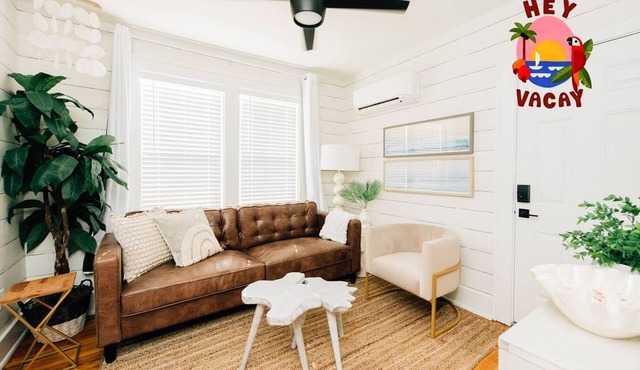 Sunshine and Palms - 1BR Tropical Retreat in Downtown Saint Petersburg