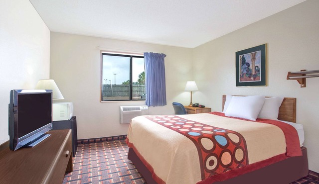 Super 8 by Wyndham Douglas