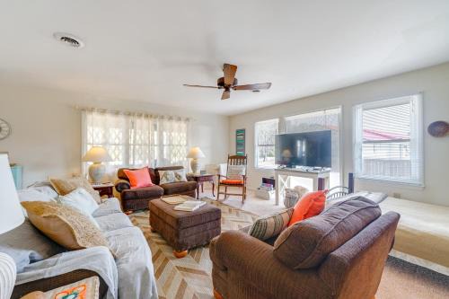 Surf City Coastal Escape w/Fire Pit in Hampstead