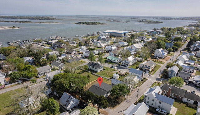 "Swanbreeze East" Historic Swansboro Getaway near Emerald Isle - Walk Everywhere