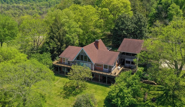 Sycamore Springs county Charming Chalet, Bethpage