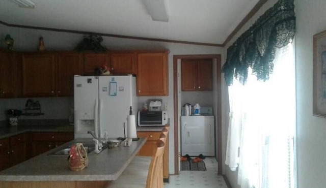 Take a relaxing vacation in a quiet rural neighborhood-public boat dock nearby!