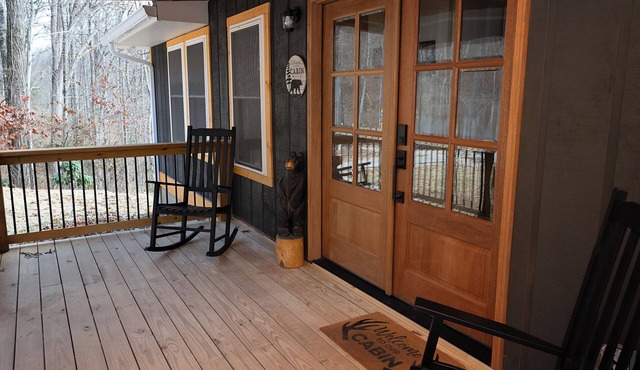 The Bears Den, cozy 2 bedroom newly built home in the mountains.
