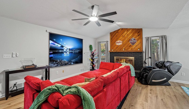 The Blue House: Games - UGA - 3 King Beds - Massage Chair