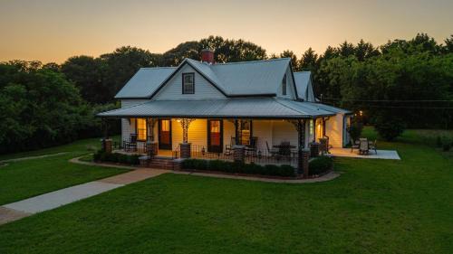 The Bulldog Farmhouse - 100 year old home