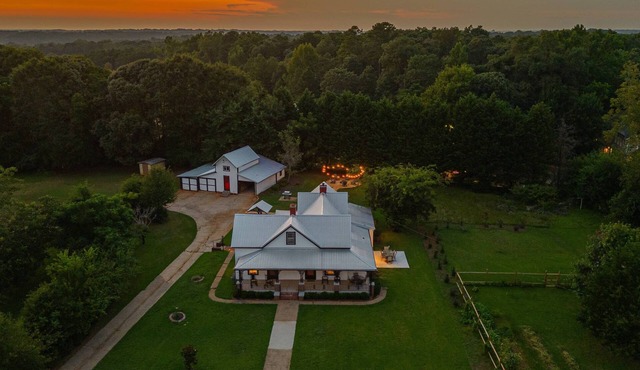 The Bulldog Farmhouse - 100+ Year old Home