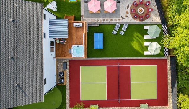 The Charlotte Social - Hot Tub, Pickleball, Game Room, Movies, Golf, Games