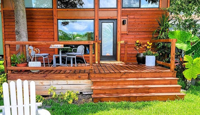 The Cottage Lakefront Tiny Home 6 plus month Rental