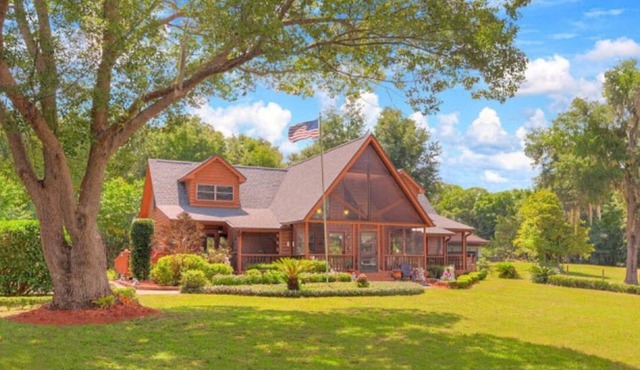 The Island Room at Cabin on the Lake