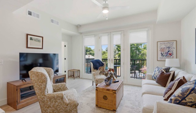 The Jardin Wisteria Suite | Near Downtown