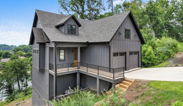 The Keowee Canopy Retreat Life: Custom Lakefront Gem With Unbeatable Views!