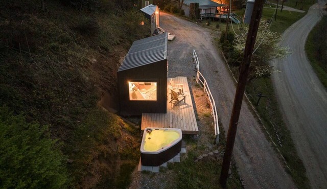 The Kimble, Hot Tub with River and Smoky Views