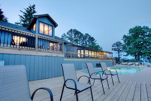 The Lake House by Venture Smoky Mountains