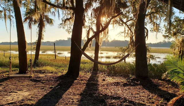 The Offbeat Oasis by the Marsh- State Park Pass Included🏖