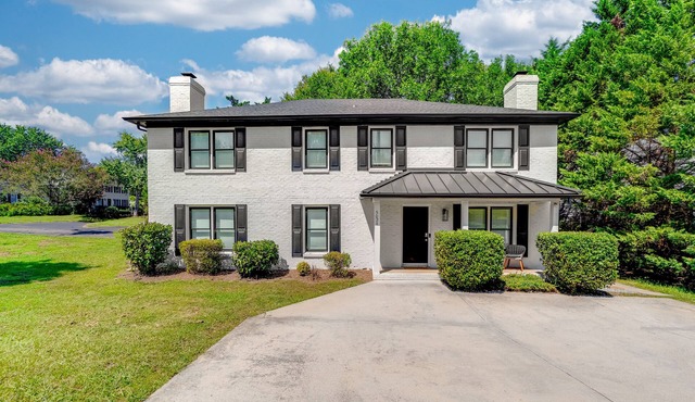 The Retreat by SouthPark- Spacious 3-Bedroom Near Shopping & Dining in SouthPark